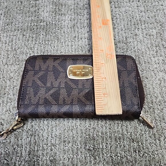 Michael Kors Wristlet Wallet Brown Zip Around Size Small - Picture 3 of 9